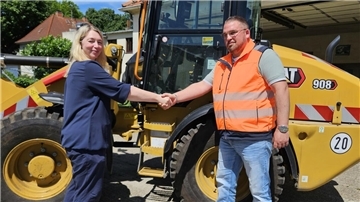 Eine Frau schüttelt einem Mann die Hand. Baudezernentin Maike Schilling gratuliert Lars Steenken, der die Nachfolge von Judith Maas als Bauhofleiter übernimmt.