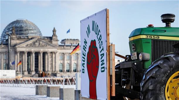 „Bauern im Widerstand“ - Ein Traktor fährt am Reichstaggebäude in Berlin vorbei.