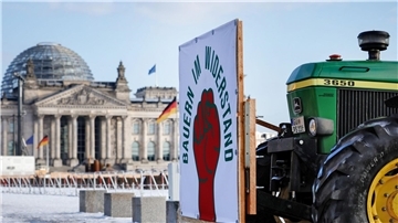„Bauern im Widerstand“ - Ein Traktor fährt am Reichstaggebäude in Berlin vorbei.