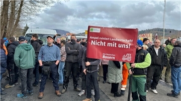 Bauern versperren en Zugang zu einem Werk des Nougat-Herstellers Viba Sweets bei der Länder-Tour von Bundeswirtschaftsminister Habeck.