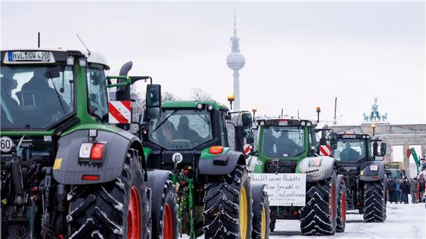 Streit um Subventionsabbau: Braucht Deutschland mehr Basta? Bauernprotest: Zahlreiche Traktoren auf der Straße des 17. Juni zum Brandenburger Tor.