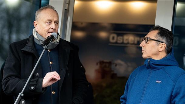 Bauernverbandspräsident Joachim Rukwied (l) und Landwirtschaftsminister Cem Özdemir (Bündnis 90/Die Grünen) stehen bei der Demonstration des Deutschen Bauernverbandes unter dem Motto „Zu viel ist zu viel! Jetzt ist Schluss!“ auf der Bühne.