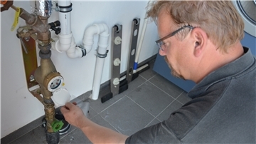 Bauhof-Mitarbeiter Lars Pargmann kontrolliert den Wasserzähler im Langener Feuerwehrhaus, das als eines von rund 80 städtischen Gebäuden mit intelligenten Sensoren ausgestattet werden soll. Bisher wurden die Zähler für Strom, Gas und Wasser in den Liegenschaften einmal pro Jahr abgelesen. Mit dem Funknetzwerk werden die Verbräuche schon bald täglich erfasst.