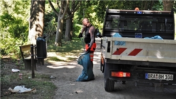 Bauhof-Mitarbeiter Patrick Hellmund sammelt Müll in den Gateanlagen auf.