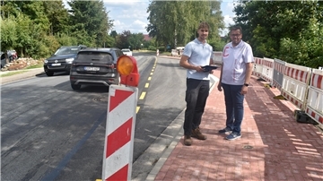 zwei Männer an Haltebucht