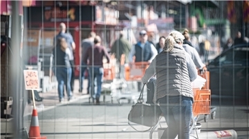 Baumärkte im Land Bremen haben noch geöffnet, was Mitbewerber im niedersächsischen Umland ärgert. Die Märkte haben Sicherheitsregeln eingeführt und lassen nur noch eine bestimmte Anzahl Kunden in den Markt.
