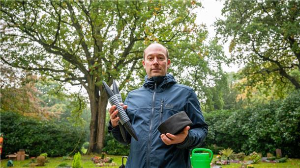 Baummanager Konstantin Hoffmann setzt sich für den Erhalt des grünen Riesens in Wulsdorf ein.