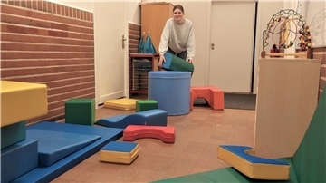 Aufräumen muss sein: Leonie Gerdts freut sich, dass sie mit „ihren“ Kindergartenkindern eine vorübergehende Heimat in der alten Grundschule in Bad Bederkesa gefunden hat. 