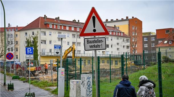 Eine abgesperrte Baustelle.