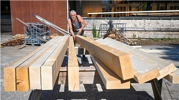 Baustoffe sind jetzt sehr teuer. So auch das Holz der Zimmerei von Claus Hillebrandt in Köhlen, mit dem Mitarbeiter Andreas Cassens arbeitet.