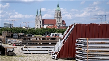 Bauteile eines Bierzelts stehen auf der Theresienwiese bereit.