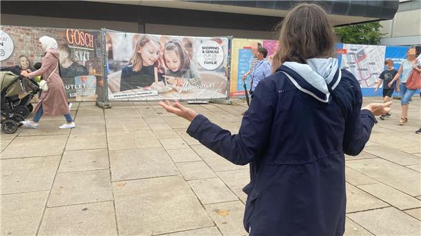 Kopfschütteln: Eingang verzweifelt gesucht und nach 19 Uhr bleibt die Küche kalt Eine ratlose Frau.