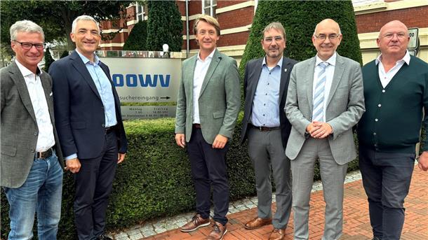 Bayerisch-norddeutscher Austausch: Über innovative Datenlösungen rund ums Wasser sprachen in Brake (von links) der Waldwasser-Verbandsvorsitzende Bernd Sibler und sein Stellvertreter Dr. Ronny Raith, der OOWV-Geschäftsführer Karsten Specht und der OOWV-Verbandsvorsitzende Sven Ambrosy sowie Rudolf Schleyer von der Anstalt für Kommunale Datenverarbeitung in Bayern und Waldwasser-Baudirektor Hermann Gruber.