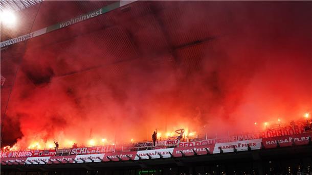 Ärger um Pyrotechnik im Weserstadion - Werder zahlt den Fans Geld zurück Bayern-Fans brannten auf der Tribüne im Weserstadion Feuerwerkskörper ab.