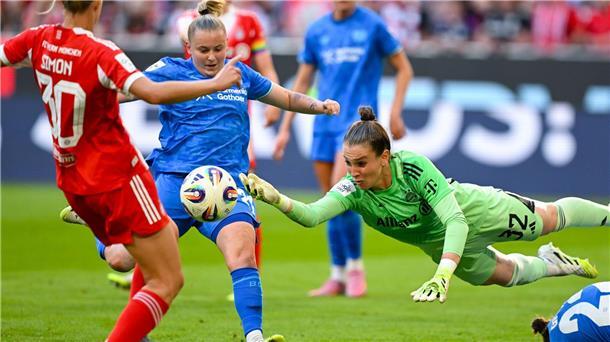 Bayern siegt gegen Bayer dank Doppelschlag vor Rekordkulisse Bayern-Torhüterin Ena Mahmutovic rettet in dieser Szene stark.
