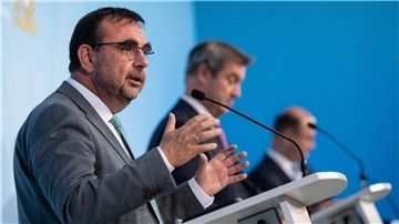 Bayerns Gesundheitsminister Klaus Holetschek fordert will einen stärkeren Fokus auf Long-Covid-Erkrankte legen.