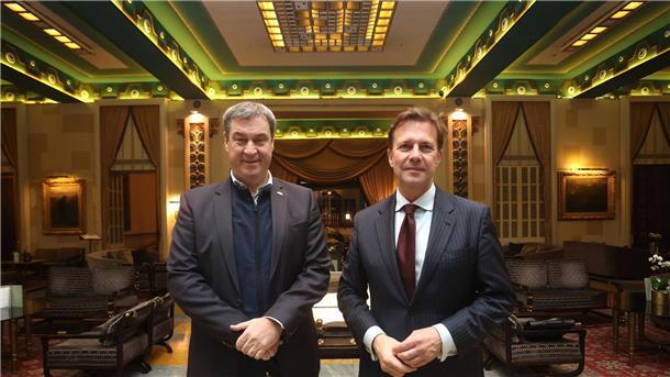 UN-Votum mahnt Israel zu Waffenruhe  Bayerns Ministerpräsidentv Markus Söder (l) und Botschafter Steffen Seibert im King David Hotel in Tel Aviv.