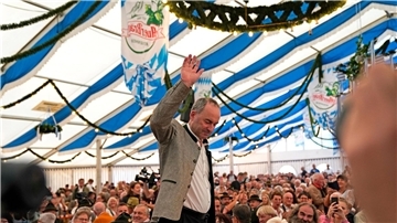 Bayerns Vize-Regierungschef Hubert Aiwanger bei der Eröffnung des Aschauer Marktes im Chiemgau.