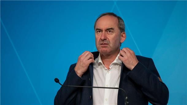 Bayern fordert bundesweite Aussetzung von Verbandsklagen Bayerns Wirtschaftsminister Hubert Aiwanger (Freie Wähler) will mehr Tempo bei Infrastrukturmaßnahmen und fordert dafür auch Rückschritte bei Klagemöglichkeiten. (Archivbild)