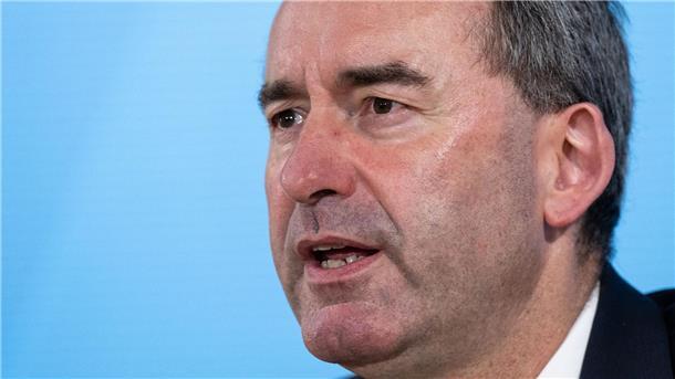 Scholz und Söder verlangen von Aiwanger weitere Aufklärung Bayerns Wirtschaftsminister Hubert Aiwanger soll „viele offene Fragen persönlich beantworten“.