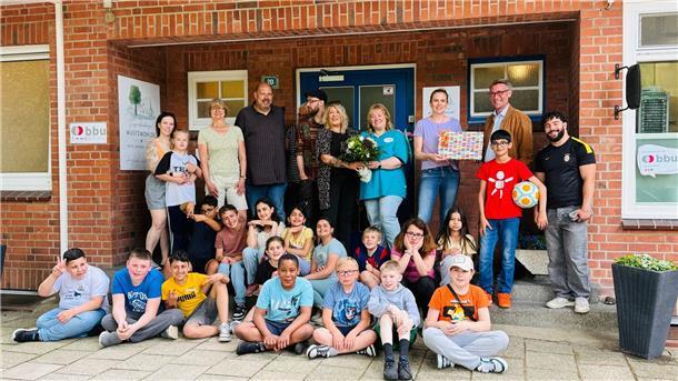 Gruppenfoto mit einer Schulklasse und Erwachsenen. Geschäftsführer der BBU Gerrit Michaelis und die Leiterin der JGH Wüstewohlde Petra Schulz begrüßen die Klassenlehrerin Annika Jacobsen und Steffi Roß-Heitmann in der Jugendherberge Wüstewohlde.