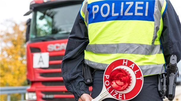 Faeser verlängert Grenzkontrollen bis zum 15. Dezember Beamte der Bundespolizei kontrollieren Fahrzeuge an einem Grenzübergang zwischen Deutschland und Polen.
