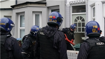 Beamte der Polizei der West Midlands verschaffen sich Zutritt zu einem Grundstück in Coventry.