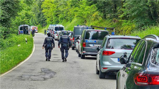 Fall Prinz Reuß: Razzia in der „Reichsbürger“-Szene Beamte der Polizei sind bei einer Durchsuchung eines Grundstücks am Ortsrand von Althengstett in Baden-Württemberg im Einsatz.