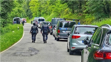 Beamte der Polizei sind bei einer Durchsuchung eines Grundstücks am Ortsrand von Althengstett in Baden-Württemberg im Einsatz.