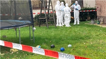 Beamte der Spurensicherung stehen vor einem Einfamilienhaus in der Gemeinde Scheeßel. Ein Bundeswehrsoldat steht im Verdacht, vier Menschen im Landkreis Rotenburg erschossen zu haben. Nun steht er in Verden vor Gericht.