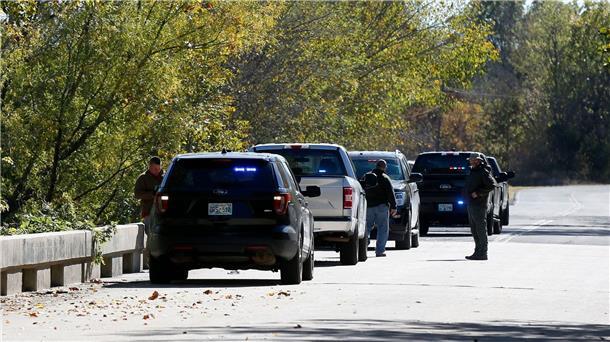 Beamte untersuchen eine Brücke in der Nähe des Deep Fork River im US-Bundesstaat Oklahoma. Dort wurden  zerstückelte Leichen von vier vermissten Männern gefunden.