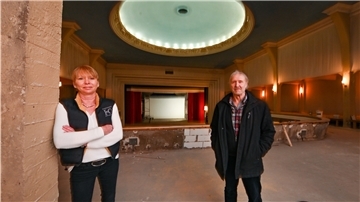 Beate Kühnau und Paul Steffens im Tivoli-Gebäude, das als Kulturzentrum im Gespräch ist.