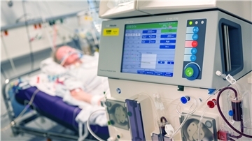 Beatmungsgeräte gelten in der Corona-Krise als essenziell für die Behandlung von Patienten. Gleichzeitig birgt die Therapieform eine Reihe von Nebenwirkungen.