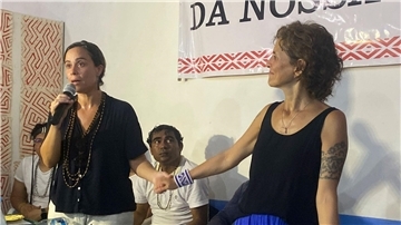 Beatriz Matos (l) und Alessandra Sampaio, die Witwen von Bruno Pereira und Dom Phillips, nehmen an einer Zeremonie in Atalaia do Norte, im Bundesstaat Amazonas teil. Eine hochrangige Delegation der brasilianischen Regierung besuchte die Region, in der die beiden Männer ermordet worden waren.
