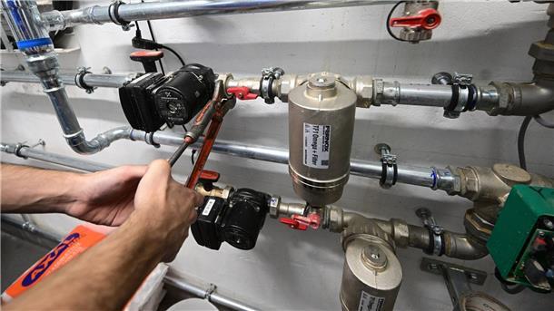 Verbandsumfrage: Handwerk droht Rezession Bedingt durch die rückläufige Nachfrage nach handwerklichen Erzeugnissen oder Dienstleistungen erwäge beinahe jeder vierte Betrieb die Schließung von Betriebsstätten oder die Aufgabe einzelner Geschäftsfelder.
