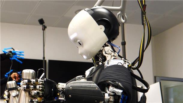 Ferngesteuerter Roboter kann laufen und umarmen Beeindruckend: Der ferngesteuerte Roboter iCub3 kann weit mehr als - wie hier gezeigt - Gegenstände aufzuheben.