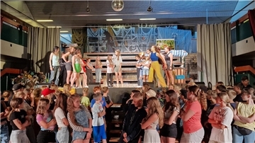 Beeindruckende Produktion: Schülerinnen und Schüler des Kreisgymnasiums Wesermünde zeigen das Musical "Grimm".