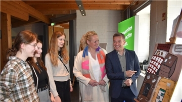 Beeindruckt von den Kunstwerken von Schülerinnen und Schülern der Zinzendorfschule zeigten sich Landesbeauftragter Deniz Kurku und Lemwerders Bürgermeisterin Christina Winkelmann.