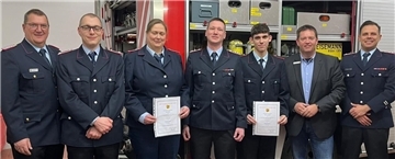 Beförderungen und eine Neuwahl gab es bei der Stollhammer Feuerwehr. Das Bild zeigt (von links) den stellvertretenden Kreisbrandmeister Ralf Hoyer, Stephan Kluth, Leila Küker, Ortsbrandmeister Markus Felske, Melvin Lindloff, Bürgermeister Axel Linneweber und den stellvertretenden Gemeindebrandmeister Maxim Erstein.