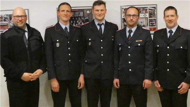 Beförderungen und Ernennungen gab es auf der Jahreshauptversammlung der Ortsfeuerwehr Düring: (von links) Ortsbrandmeister Dennis Barthel, der Beförderte Simon Cantrell, das neue Führungsduo der Jugendfeuerwehr Marc Wahlers und Daniel Nietfeld sowie der stellvertretende Gemeindebrandmeister Lars Elißat.