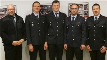 Beförderungen und Ernennungen gab es auf der Jahreshauptversammlung der Ortsfeuerwehr Düring: (von links) Ortsbrandmeister Dennis Barthel, der Beförderte Simon Cantrell, das neue Führungsduo der Jugendfeuerwehr Marc Wahlers und Daniel Nietfeld sowie der stellvertretende Gemeindebrandmeister Lars Elißat.