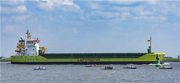 Rekordbeteiligung bei Nordenhamer Ruderregatta Begegnungen mit großen Schiffen gehören für viele auswärtige Teilnehmer zu den Besonderheiten der Ruderregatta rund um die Strohauser Plate.