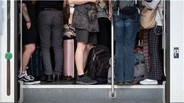 Begehrte Billigtickets: In der Zeit vom 4. bis 12. Juni gab es auf der Strecke Nordenham-Bremen immerhin sechs Verbindungen, in denen alle Sitzplätze und bis zu 50 Prozent der Stehplätze belegt waren.