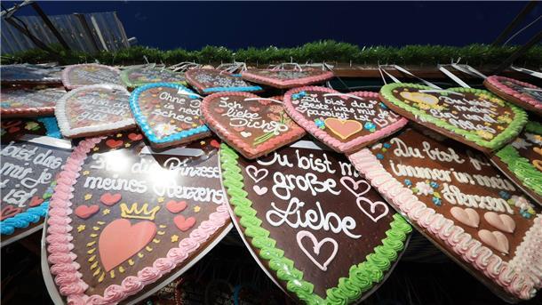 190. Oktoberfest: „Gegen die Krisen der Welt“ Begehrtes Mitbringsel vom Oktoberfest - Lebuchenherzen.