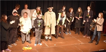 Akteure des CVJM-Sozialwerks beim „Sommernachtstraum“ auf der Bühne der Jahnhalle, Schlussapplaus