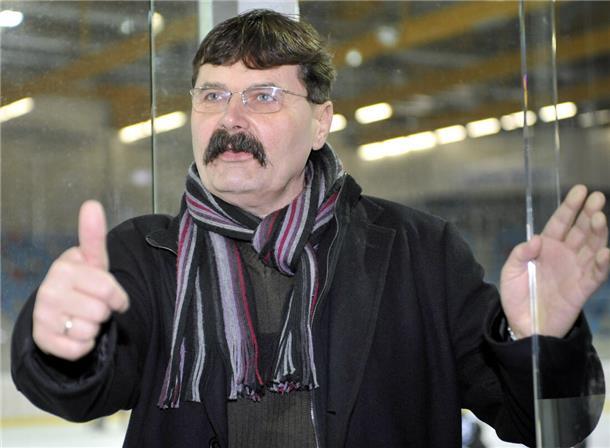 Zum 70. Geburtstag: Die Karriere von Alfred Prey in Bildern Beginn einer neuen Zeitrechnung: Alfred Prey Anfang 2011 beim ersten Training der Pinguins in der neuen Eisarena.