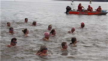 Begleitet von der DLRG Hagen machten sich die 48 Schwimmer und Schwimmerinnen auf den Weg Weser abwärts nach Rechtenfleth.