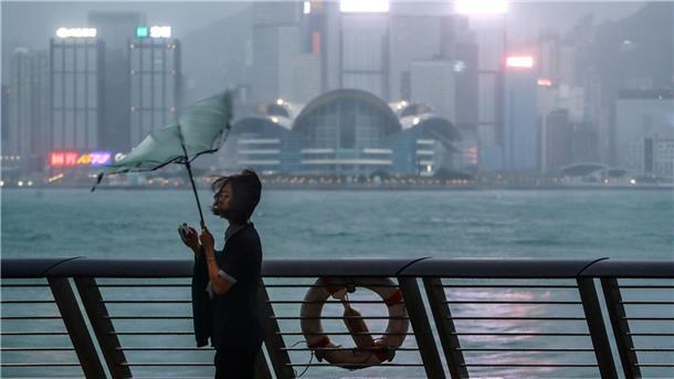 Taifun „Saola“ wütet vor Hongkong und Südchina Begleitet von starken Regenfällen und Windböen hat der Taifun „Saola“ die Küstengewässer Südchinas und Hongkongs erreicht.