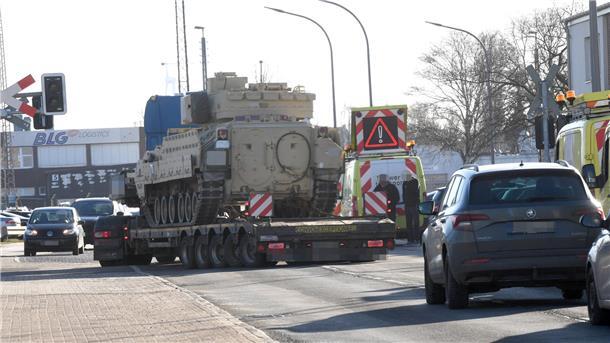 Begleitfahrzeuge warnen vor den Schwertransporten.