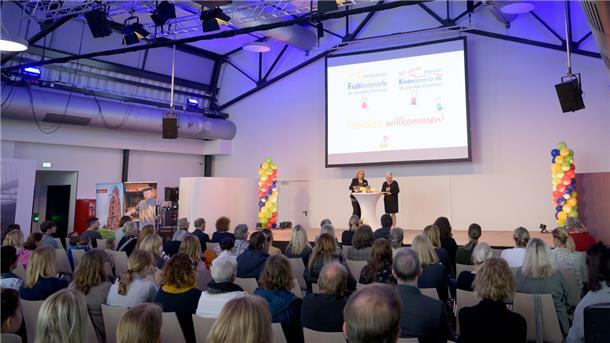 Begrüßt wurden die Gäste von IFF-Leiterin Mechthild Hohmann und der Leiterin des Kindergartens, Sandra Lederhaus (links).